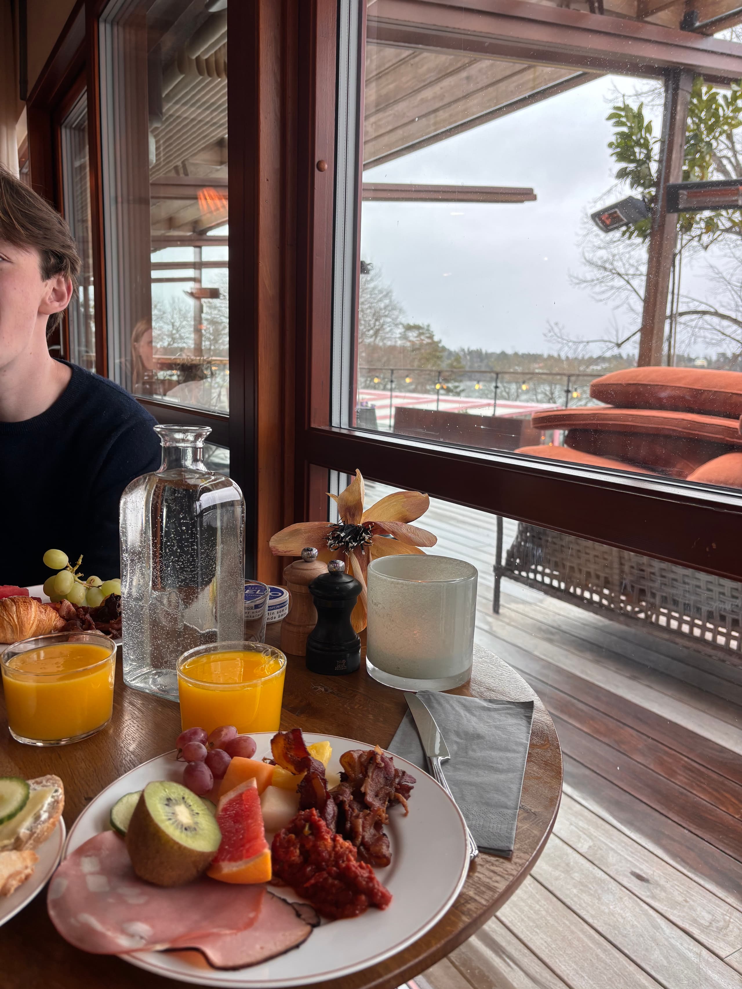 Breakfast by the window with a view over the terrace