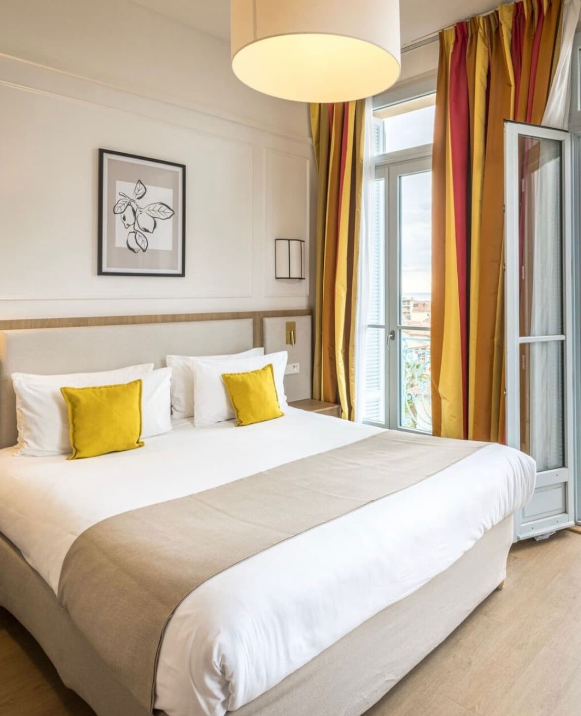 Bright room with yellow cushions and a French balcony